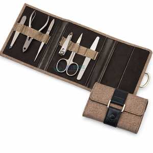 Juego de Manicura y Pedicura de Acero Inoxidable en Elegante Estuche de Lino Beige con Cierre de Cremallera, Venta al por Mayor - Product Image 1