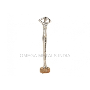 Ornement humain décoratif de Noël en aluminium et bois de qualité supérieure avec petite base en bois décor de Noël fini argent - Product Image 1