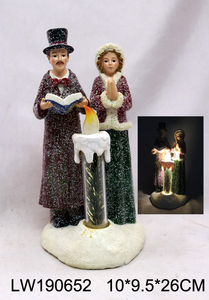 Figurines d'accessoires de village, figurines de carolers de Noël avec bougie LED sans flamme pour la décoration d'intérieur d'hiver sur table - Product Image 2