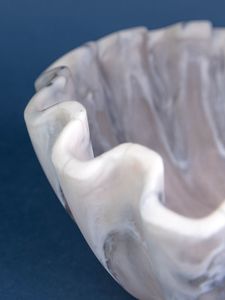 Saladier moderne en résine transparente fait à la main Sculpture de salle à manger personnalisable avec nouveau design de style ange - Product Image 3