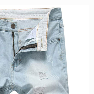 Shorts en jean déchirés extensibles pour hommes avec une coupe décontractée classique de style motard pour un port estival confortable - Product Image 4