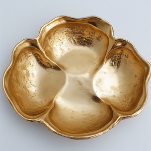 Servidor de frutas secas de aluminio Premium con cuencos de tres hojas enlazadas en acabado dorado Diseñado para interiores de comedor decorativos - Product Image 1