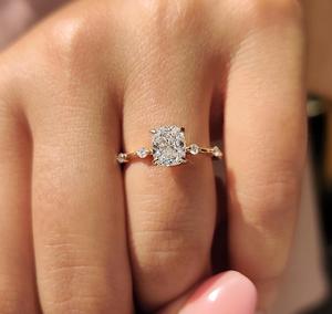 Anillo de Compromiso con Diamante Cultivado en Laboratorio, Corte Cojín, Oro Amarillo de 14K, Anillo de Boda con Piedras Laterales de Corte Redondo para Mujer, Joyería Fina - Product Image 1