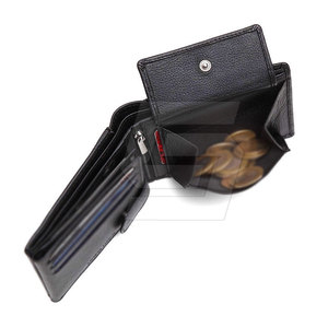 Cartera de cuero clásica diseñada con un material suave y duradero que proporciona un manejo cómodo para tarjetas, efectivo y monedas. - Product Image 6