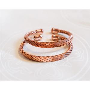 Juego de dos últimas Pulseras de cobre magnéticas con patrones que lo usan tiene beneficios para la salud Pulseras de terapia magnética - Product Image 2