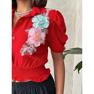 Chemises en lin fleuries pour femmes Topshow, vente en gros, blouses rouges à col en V - Product Image 1