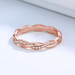 Anello con Diamanti Incrociati in Oro 18K - Product Image 4