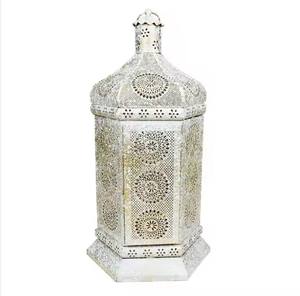 Petite lanterne à bougie en métal en fer marocain classique avec finition rouille décoration de la maison suspendue pour Noël - Product Image 4