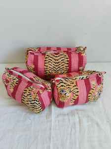 Ensemble de 3 trousses de maquillage légères en coton à imprimé animal (tigre) avec fermeture éclair et pochette organisatrice pour les voyages et pour - Product Image 3