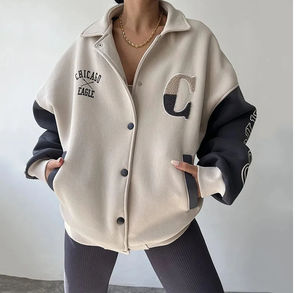 Veste universitaire courte respirante pour femmes de grande taille Vestes de baseball Letterman à manches en cuir brodées avec logo personnalisé - Product Image 1
