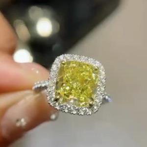 Anillo de Compromiso con Halo de Diamantes Amarillos de Laboratorio de 5.00 Quilates con Certificación IGI, Anillo de Compromiso con Diamante Amarillo Central de 4 Quilates con Corte Cojín para Mujer - Product Image 3