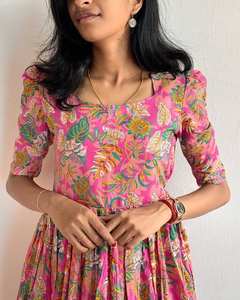 ชุดเดรสยาวลายดอกไม้สีชมพูผ้าฝ้ายสำหรับฤดูร้อน ดีไซน์ชายระบาย สวยเก๋ เหมาะสำหรับงานแต่งงานริมชายหาด งานดีวาลี และงานปาร์ตี้ ระบายอากาศได้ดี ป้องกันแสงแดด - Product Image 4