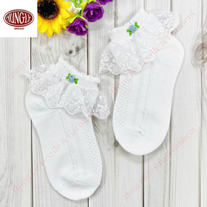 Adorables chaussettes pour bébé tricotées à la main avec broderie florale - Product Image 3