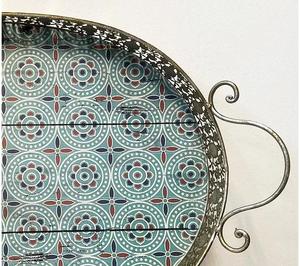 Ensemble de trois plateaux ovales décoratifs avec poignées en métal et motifs géométriques complexes pour un service et une présentation élégants - Product Image 1