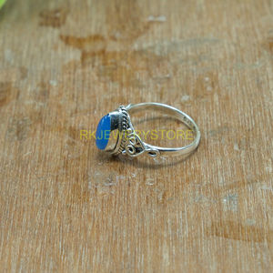 แหวนเงินแท้ 925 ดีไซน์โดดเด่น ประดับพลอยคาโบชองทรงมาร์ควิสสีน้ำเงินทำมือ งานฝีมือแบบวินเทจ - Product Image 6