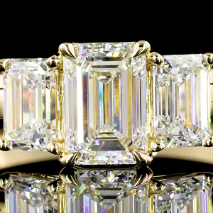 แหวนหมั้นเพชรทรงมรกต 3 เม็ด ทองคำ 14K น้ำหนัก 1.39 กะรัต งานฝีมือสุดหรูสำหรับเจ้าสาว - Product Image 4