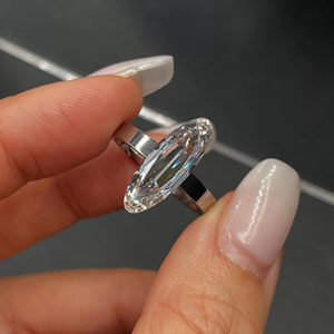 Anillo de Compromiso con Diamante Moissanita de Corte Moval de 3.93 Quilates, Oro Blanco de 14k, Joyería Original, Opción de Venta al por Mayor Disponible - Product Image 2