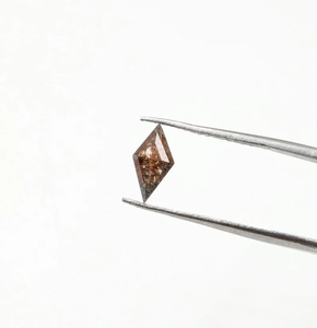 Diamante Suelto con Corte Rosa Sal y Pimienta, 100% Natural, Forma de Cometa, 5-9.3mm, 0.75ct, Certificado GJEPC, Origen Rajasthan, para Joyería - Product Image 2