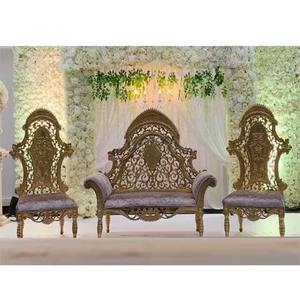 โซฟาคู่สำหรับงานแต่งงานพร้อมเก้าอี้สองตัว สีขาวทอง โซฟาพนักสูงสไตล์เอเชีย ชุดโซฟาสำหรับเจ้าบ่าวเจ้าสาวสมัยใหม่ แอตแลนตา - Product Image 1