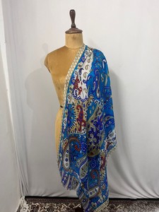 Foulard en soie rose foncé sur mesure pour filles et dames Long Floral conçu imprimé avec motif de feuille pour tous les âges - Product Image 3