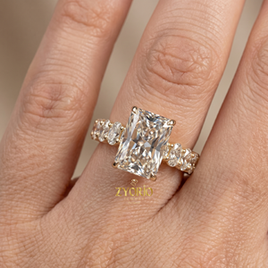 Anillo de Compromiso de Diamantes con Corte Radiante en Oro de 18K, Anillo de Eternidad con Acento Ovalado de Lujo, Joyería Fina - Product Image 1