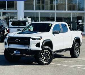 Camioneta Chevrolet Colorado 2024 Blanca 2023 con Asientos de Cuero y Faros LED, Transmisión Automática, Neumáticos R20 - Product Image 1