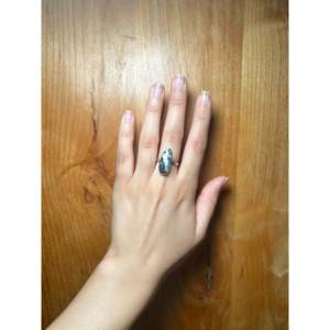 Anillo Artesanal Navajo, Coleccionable Cultural, con Búfalo Blanco y Plata de Ley, Talla 6.25 - Product Image 1