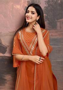 Ensemble trois pièces en viscose premium brodé, longueur du kurti 44 pouces, longueur du bas 38 pouces, dupatta en organza disponible - Product Image 6