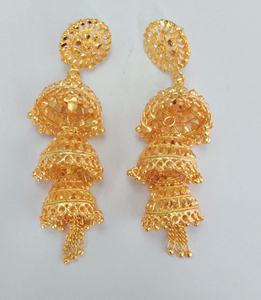 Boucles d'oreilles nouvellement arrivées serties de boucles d'oreilles Jhumka plaquées or 22CT de conception traditionnelle bijoux pour femmes portées par les exportateurs - Product Image 3