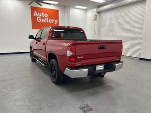 Tundra S-R-5 CrewMax 5.7L FFV 4WD de Segunda Mano, Modelo 2018 - Product Image 2