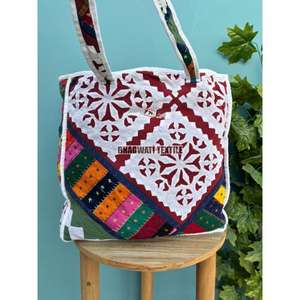 Bolsa de mano acolchada hecha a mano india, tela de algodón, diseño de retazos de trabajo de corte elegante para uso diario, Idea de regalo de compras de comestibles en la playa - Product Image 1