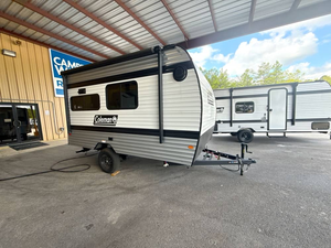 Mini caravane Teardrop légère avec cuisine, modèle Keystone Coleman 13S, à vendre. - Product Image 1