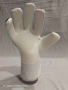 Gants de gardien de but d'extérieur respirants au design personnalisé Gants d'entraînement de football allemands en latex antidérapants fabriqués à partir de cuir de qualité - Product Image 3