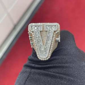 Bague de fiançailles pour homme 8.00 carat Baguette ronde Moissanite avec lettre en V et diamant en argent sterling 925 style hip hop glacé - Product Image 1