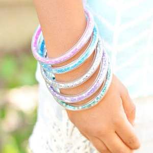 Brazaletes de Moda Unisex Gruesos y Anchos de Resina Acrílica con Forma Hexagonal, Joyería para Bodas y Aniversarios, Multicolores, Modernos, de la India - Product Image 2