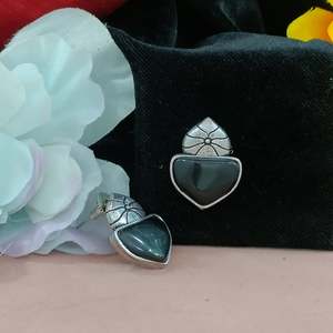 ต่างหูเม็ดเดี่ยวเพชรมอยส์ซอไนต์โลหะระดับพรีเมี่ยมสุดหรูประกายแวววาวเปล่งประกายเปล่งประกายไร้กาลเวลาสำหรับสวมใส่ในชีวิตประจำวัน - Product Image 2