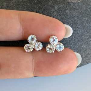 Pendientes de Plata de Ley 925 con Tres Puntos Redondos de Aguamarina Azul Estilo Costero, Regalo Sorpresa para Cumpleaños de Marzo - Product Image 3