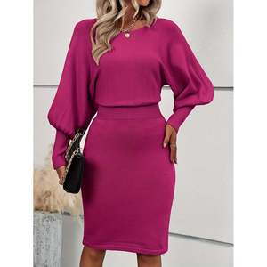 Ensemble pull col rond et jupe midi en viscose anti-boulochage rose rouge et noir pour femme, idéal pour le printemps - Product Image 5