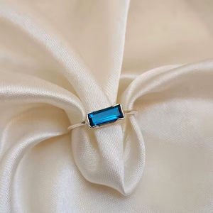 Bague minimaliste en argent sterling 925 plaqué or avec diamant taille émeraude, cadeau d'anniversaire de naissance - Product Image 1