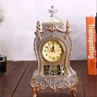 La texture riche du métal ajoute de la profondeur et du caractère aux horloges de table, devenant ainsi des pièces de décoration exceptionnelles, luxueuses et fabriquées par des artisans indiens.
