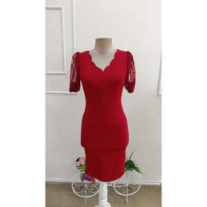 Vestido de Crepé Importado de Manga Corta con Cuello en V y Encaje para Mujer, con Fruncido Lateral y Detalles Cruzados, 36666 - Rojo - Product Image 4