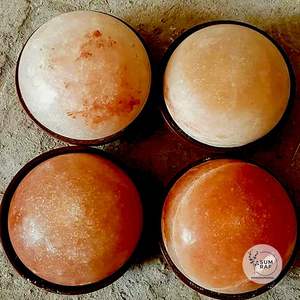 Lampe bol à demi-dôme en sel rose de l'Himalaya de style unique avec base en bois sculpté et lueur naturelle pour l'accent de la maison - Product Image 2