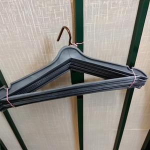 Cintres élégants en plastique noir pour le stockage de vêtements peu encombrant - Product Image 5