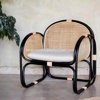 Fauteuil d'appoint en rotin noir, siège, dossier et accoudoirs en rotin tressé, fabriqué à la main par des artisans compétents, livré avec un coussin sur mesure en crème