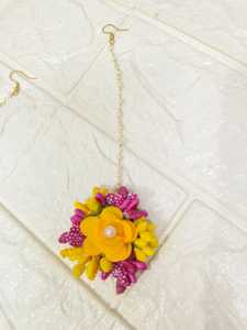 Maang Tikka floral amarillo | Joyería de flores de boda india para Haldi, Mehendi | Regalo de dama de honor y accesorio nupcial - Product Image 4