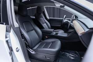 Tesla Model Y Performance 2022, double moteur, transmission intégrale, conduite à gauche, cuir, toit ouvrant panoramique, haute performance, non modifiée - Product Image 5