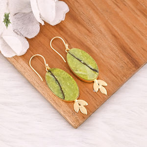Boucles d'oreilles en laiton plaqué or avec pierres précieuses, opale verte, boucles d'oreilles pendantes élégantes en laiton avec brillance et finition - Product Image 2