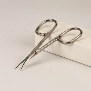 Tijeras de manicura de cutícula rusa afiladas para salón de uñas de acero inoxidable plateado de fabricación pakistaní - Product Image 2