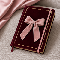 Carnet personnalisé LABON en velours bordeaux avec nœud, couverture rigide, accents nacrés, bordure festonnée dorée, bords dorés, bande élastique rose