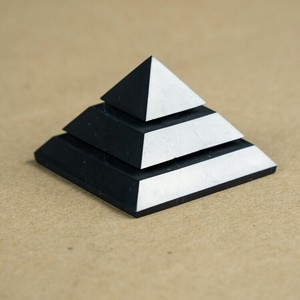 Pirámide de Saqqara de shungita pulida de 2 pulgadas (50 mm) - Product Image 2
